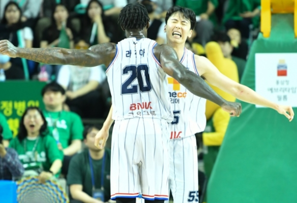 ‘라건아·송교창 56점 합작’ KCC, 정규 시즌 1위 DB도 눌렀다…4강 1차전 승리